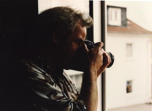 WDR2 für eine Stadt Radevormwald Oberbergischer Kreis. Der Photograph Dieter Gotzen fotografiert den Konzerteingang